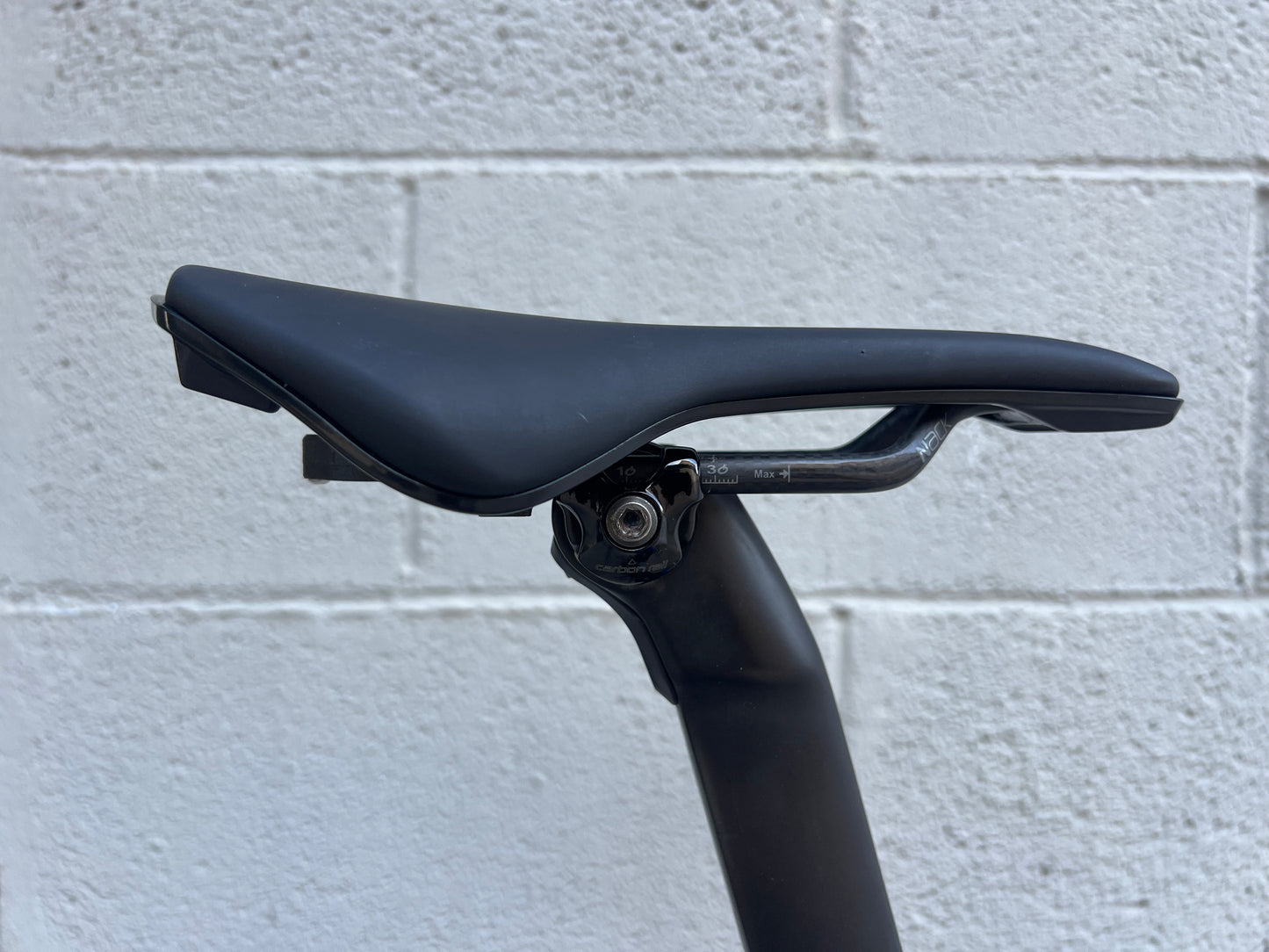 Supporto AirTag sottosella