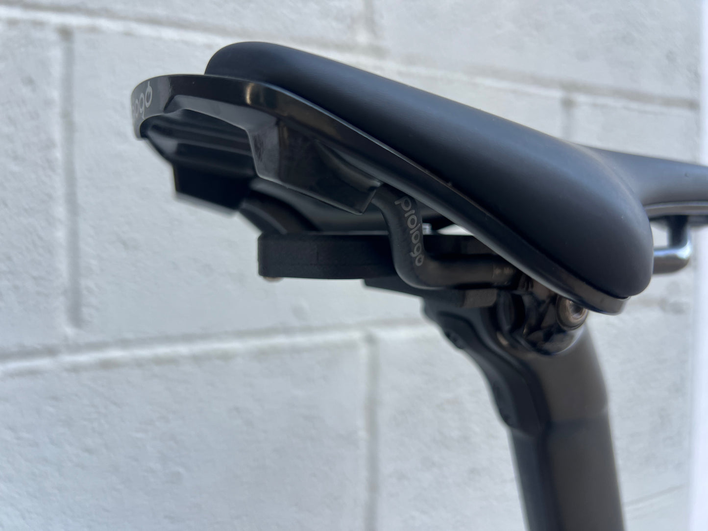 Supporto AirTag sottosella