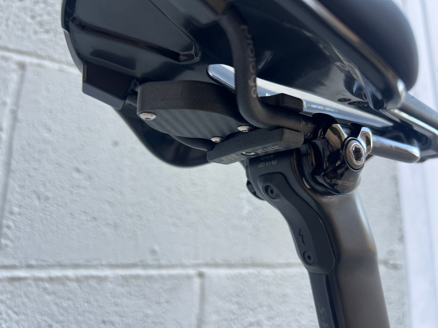 Supporto AirTag sottosella